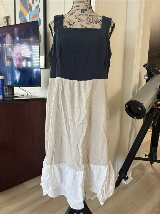 52Seven Dresses & Skirts - 52 Seven Plus 1X Sleeveless Two-Tone Navy and Cream Tiered Midi Dress Good Cond